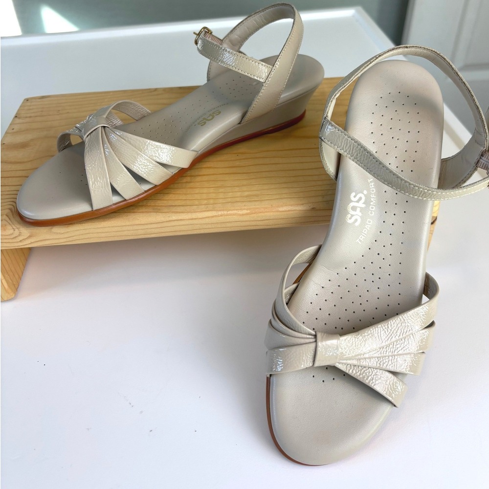 SAS Comfort Off-White Patent Leather Strappy Low‎ Wedge Sandals Size 8 Narrow